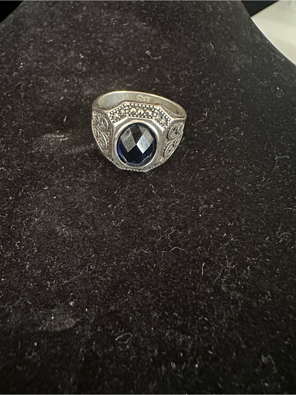 24) Men’s Silver Ring with Dark Blue Faceted Center Stone - Picture 2 of 8